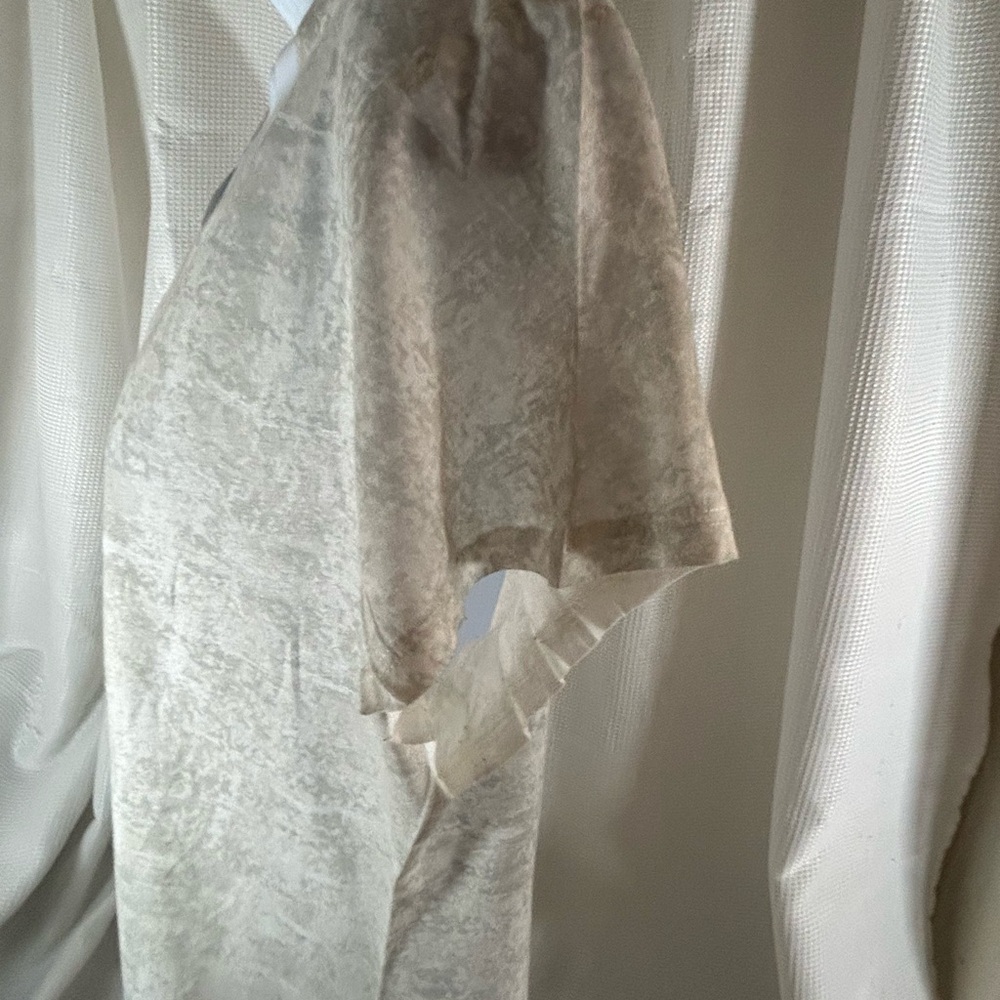Cold Water Creek women’s v neck camouflage, white and gray short sleeves shirt - Picture 5 of 8